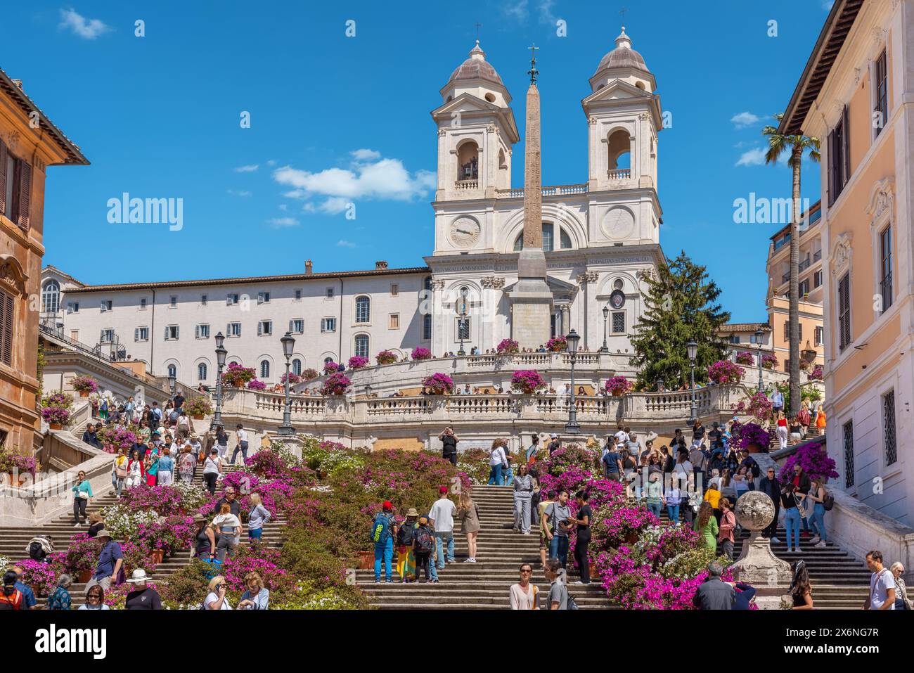 Сrowd der Touristen auf der Spanischen Treppe am Fuße der Trinita dei Monti Kirche in Rom. Italien Stockfoto