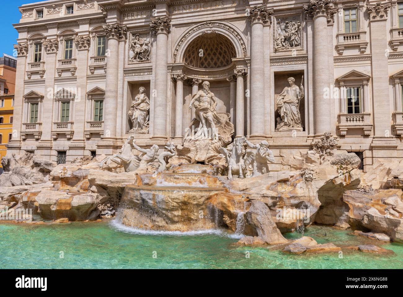 Berühmter Trevi-Brunnen und Palazzo Poli-Fassade im Hintergrund Stockfoto