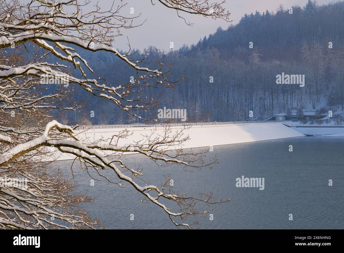 Schneelandschaft am Hennesee-See Stockfoto