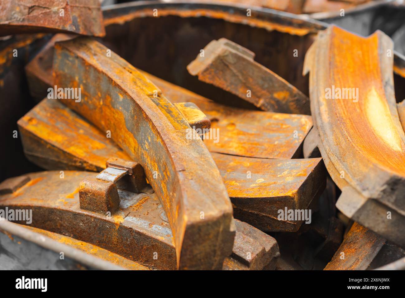 Stapel rostiger Metallteile verwendet alter Teil des Bremsbelags des Zuges, Müll, rostige Stahlstruktur. Stockfoto