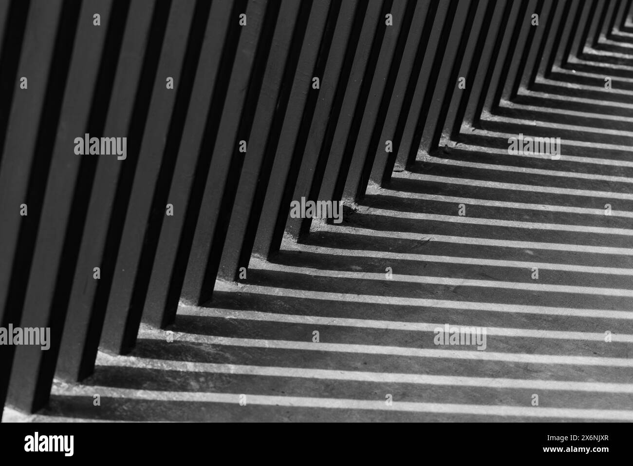 Helle und schattige Ecktapete diagonale Streifen. Geometrisches diagonales Muster des Schattens auf Rauhigkeit, Schindeln, schwarze Textur Stockfoto