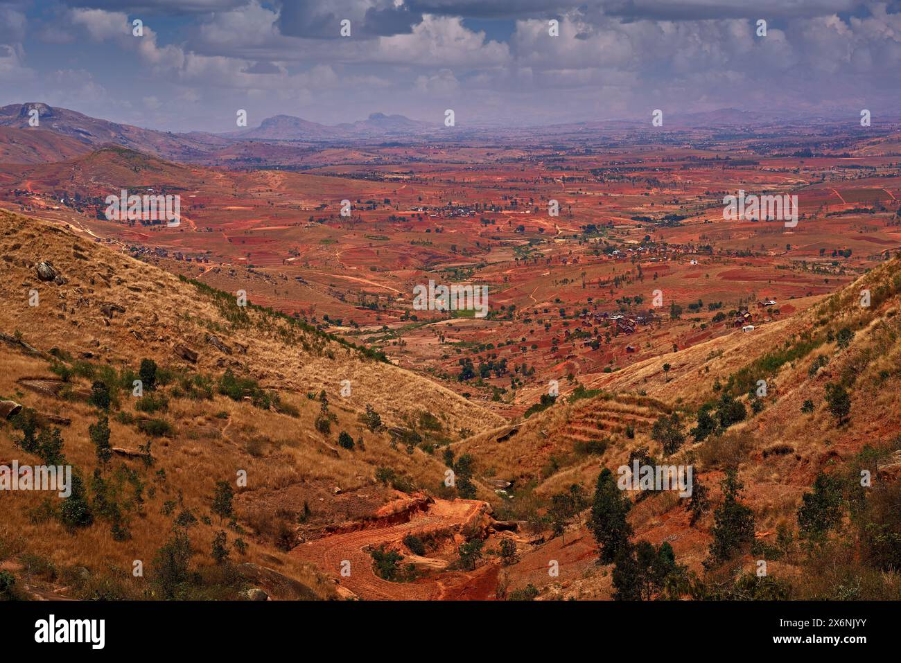 Zerstörte Landschaft in Madagaskar. Fieds und Dörfer ohne Bäume und Forrst. Rotes Madagaskar, Landschaft. Blick auf die Hügel in Madagaska Stockfoto
