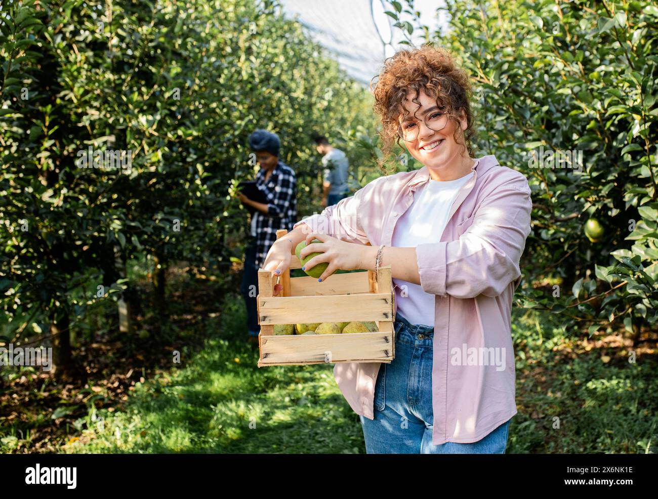 Porträt junger Farmerinnen, die in Birnenplantagen arbeiten. Stockfoto
