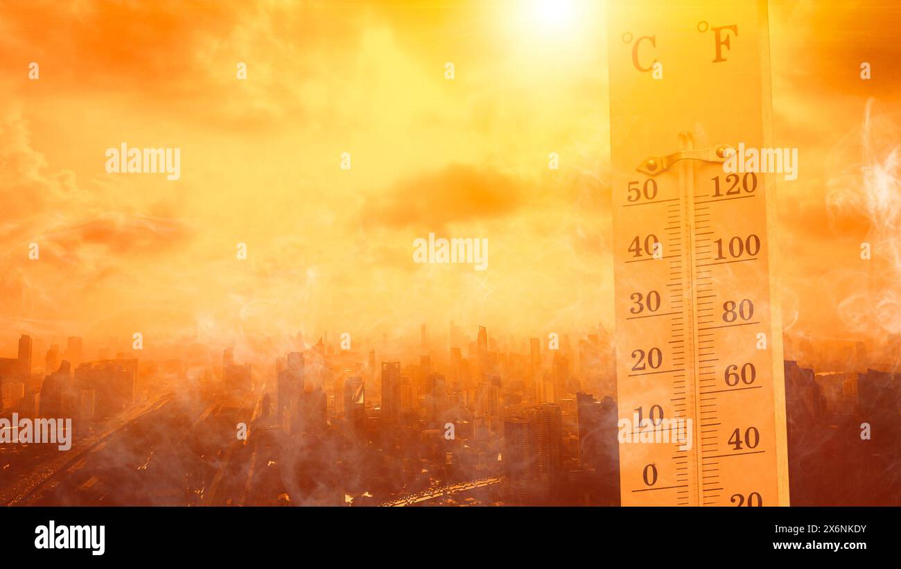 Heiße Temperatur in der Stadt, Thermometer auf gelbem Himmel mit Sonnenschein im Sommer zeigen höheres Wetter, Konzept der globalen Erwärmung Stockfoto