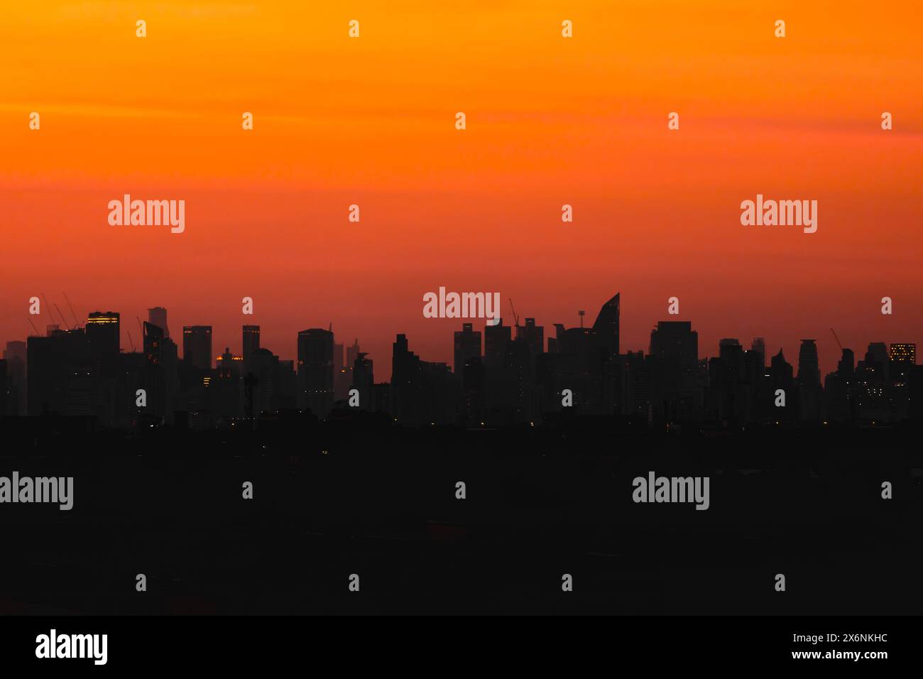 Schatten Silhouette Stadt auf orange Sonnenuntergang Himmel Dämmerung für heiße Metro Business Stadt Hintergrund Stockfoto