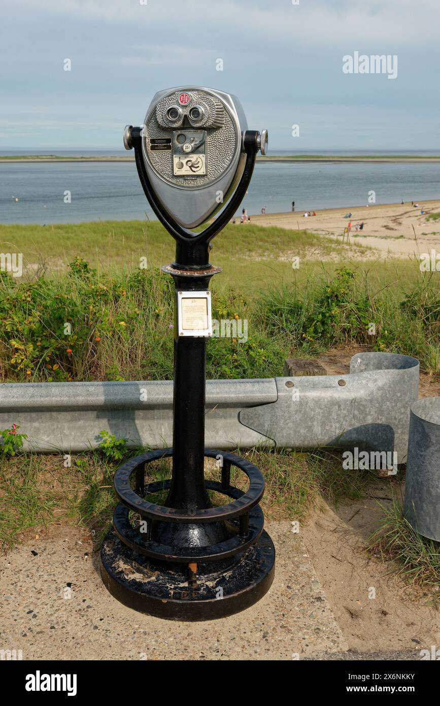 Münzfernglas mit Blick auf Lighthouse Beach. Chatham, Chatham Peninsula, Massachusetts, USA Stockfoto