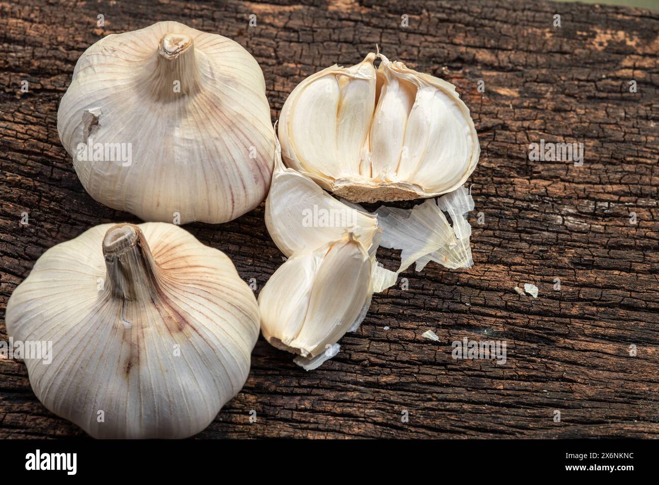 Knoblauch Nelke asiatische Kräuter Lebensmittelzutat Aroma Gewürz gut für die Gesundheit auf alten Holz Hintergrund. Stockfoto