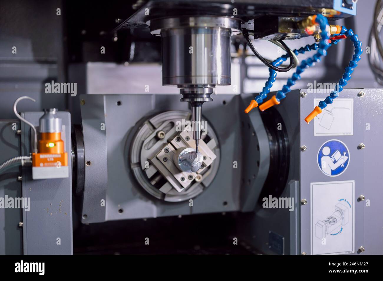 Moderne 5-Achsen-CNC-Advance-Metallfräsmaschine, die in der Schwerindustrie arbeitet. Bohrmaschine im Arbeitsprozess in der Werkstatt Stockfoto