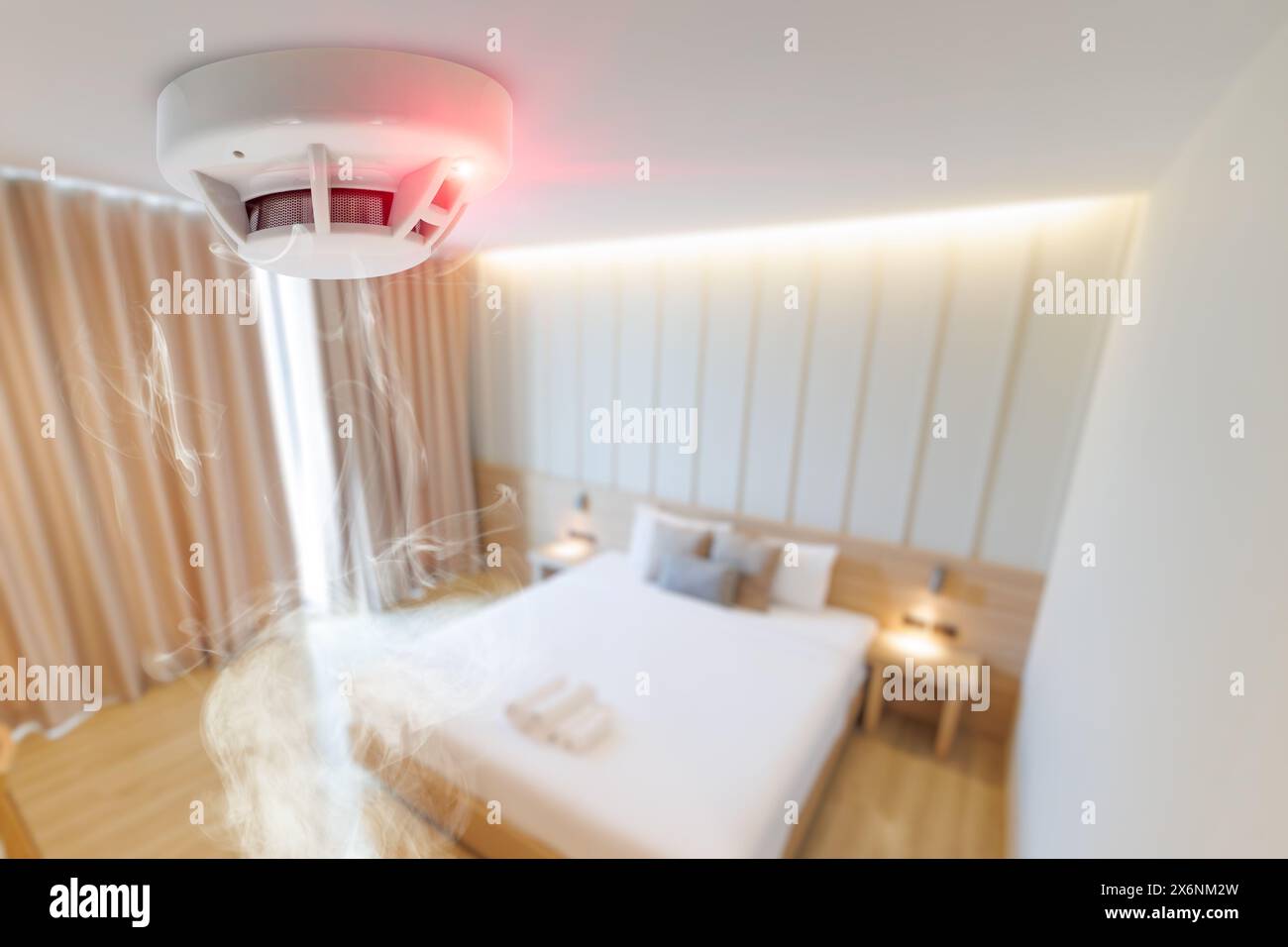 An der Decke installierter Rauchmelder im Bad des Hotels. Brandschutzvorrichtung für zu Hause Stockfoto