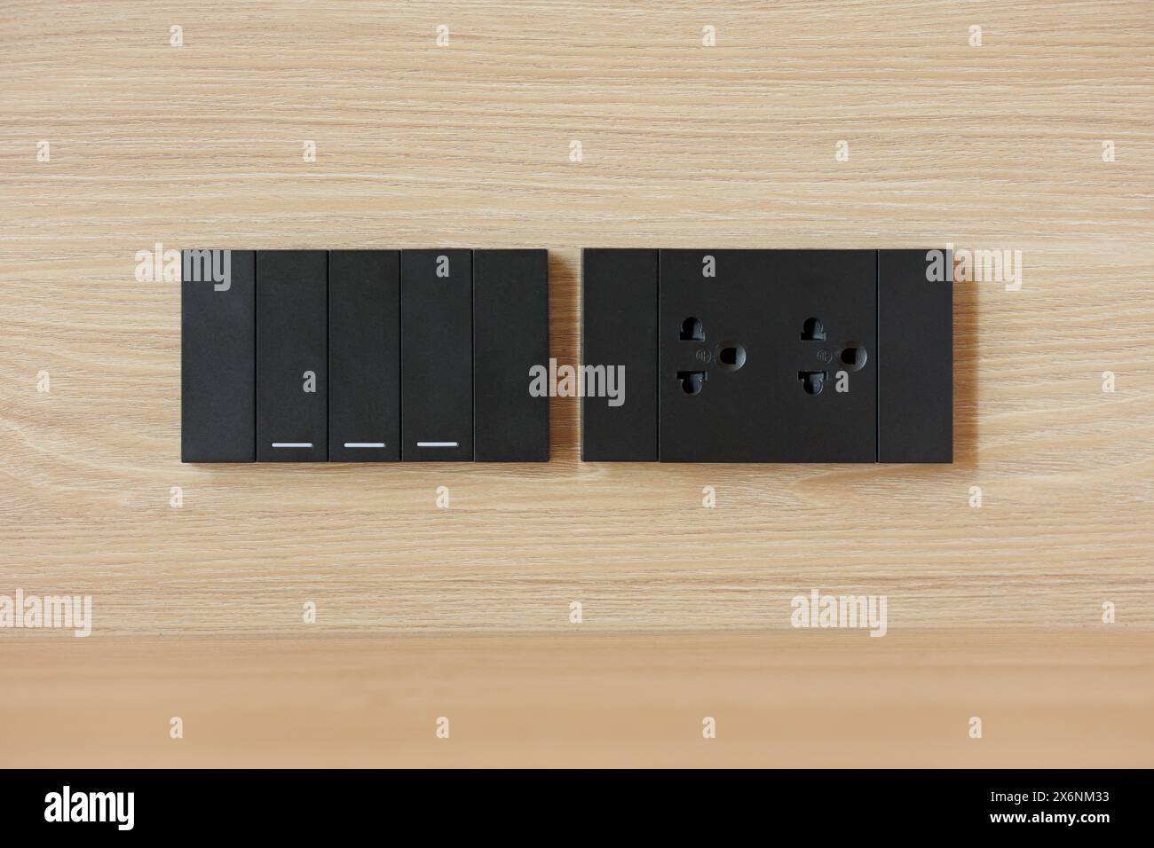Netzschalter mit AC-Wandsteckdose, Multi-Typ Standard, Verwendung in Thailand Service im Hotelzimmer Stockfoto