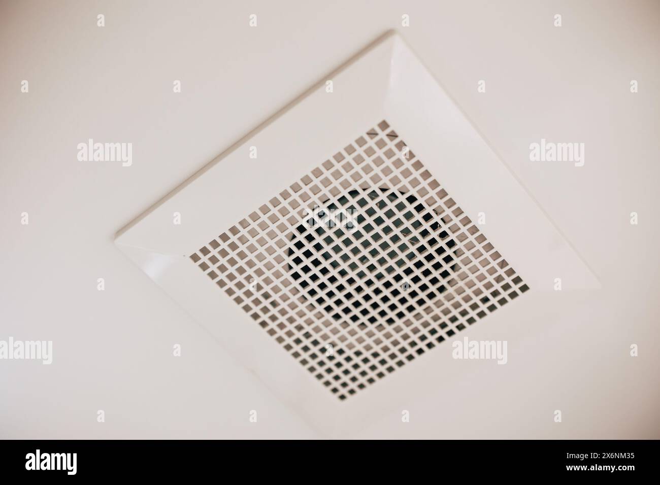 Lüftungsventilator für Deckenmontage, Lüftungsgitter im Bad oder in der Küche zur Beseitigung von Feuchtigkeit und Geruchsbelästigung oder Kochrauch Stockfoto
