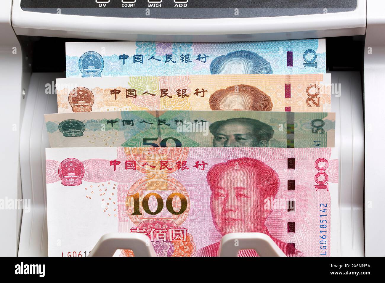 Chinesisches Geld - Yuan in einer Zählmaschine Stockfoto