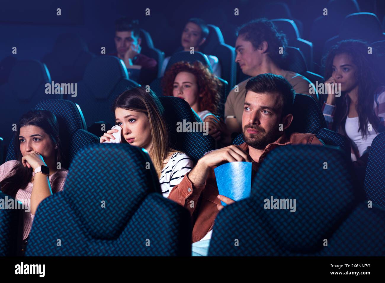 Gruppe von Leuten, die traurige Filme im Kino sehen. Stockfoto