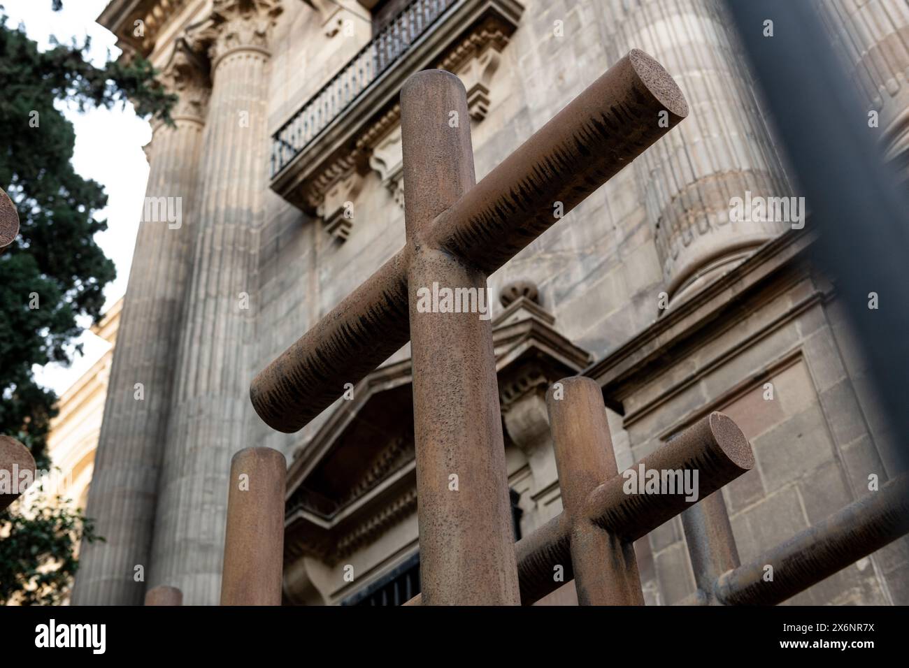 Kreuze stehen aufrecht im Vorhof einer Kirche in der Provinz Andalusien, Südspanien. Stockfoto