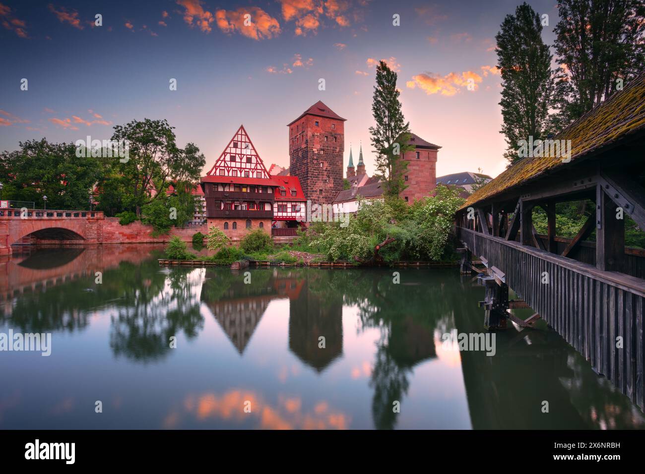 Nürnberg, Deutschland. Stadtbild der Altstadt Nürnberg, Deutschland bei schönem Frühlingssonnenaufgang. Stockfoto