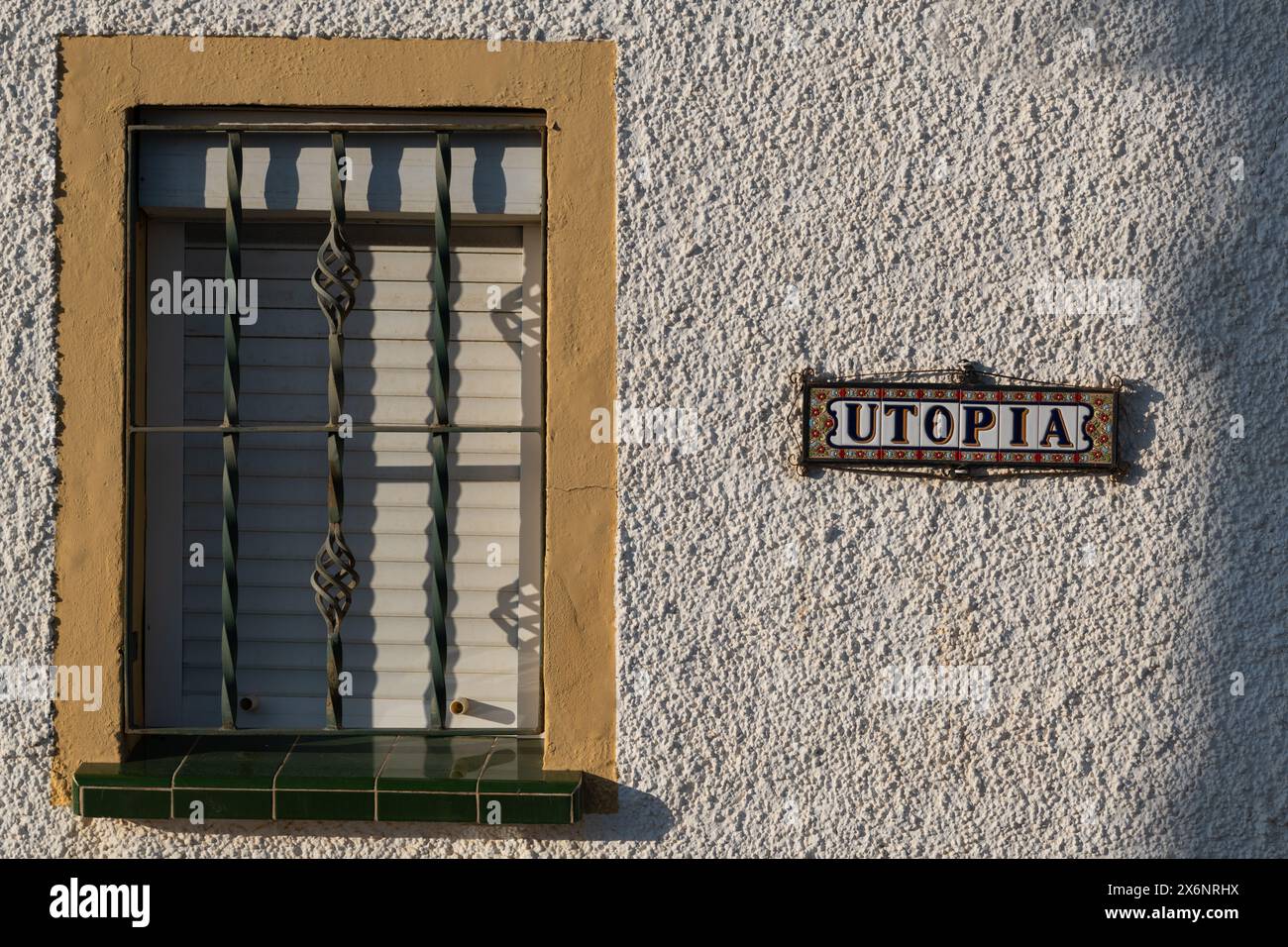 Der humorvolle Name Utopia wurde einem Familienhaus in Südspanien gegeben. Stockfoto