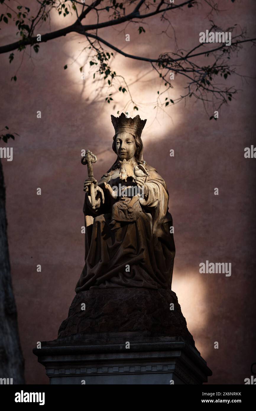 Licht beleuchtet das Gesicht der Statue Santa Maria de la Victoria auf dem Gelände der Kathedrale von Malaga, Malaga, Andalusien, Südspanien. Stockfoto
