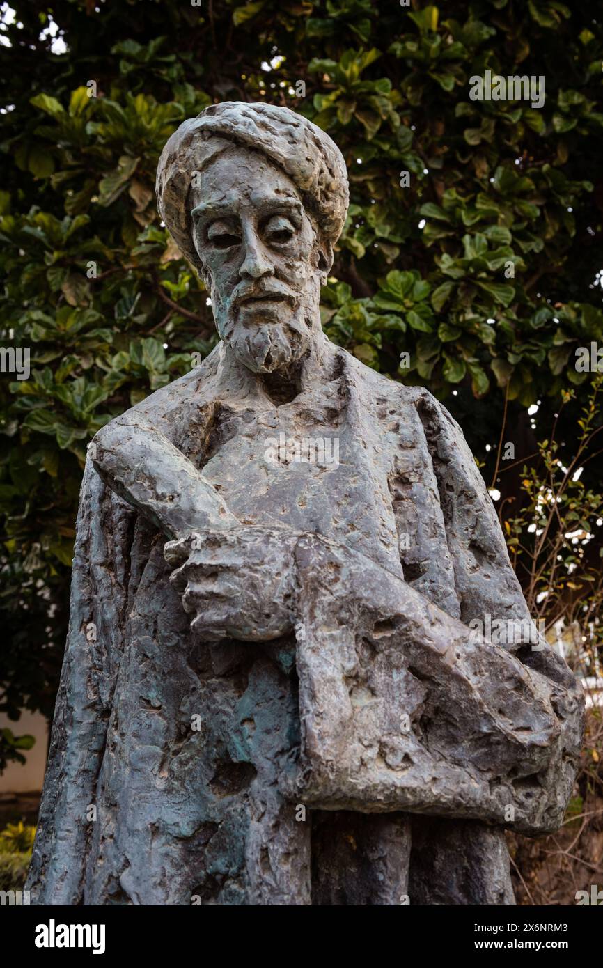 Kontemplative Statue des jüdischen Dichters, Weisen und Philosophen Solomon Ibn Gabirol aus dem 11. Jahrhundert in Malaga, Spanien. Stockfoto