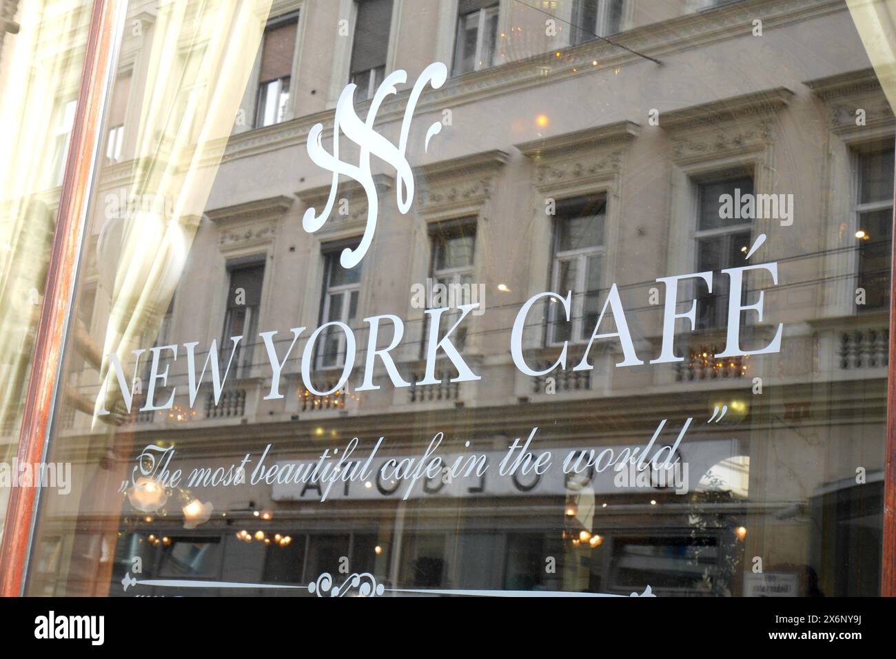 Name des New York Cafe auf dem Fenster, Reflexionen von Gebäuden dahinter, New York Cafe, Blaha Lujza ter (Blaha Lujza Square), Budapest, Ungarn Stockfoto