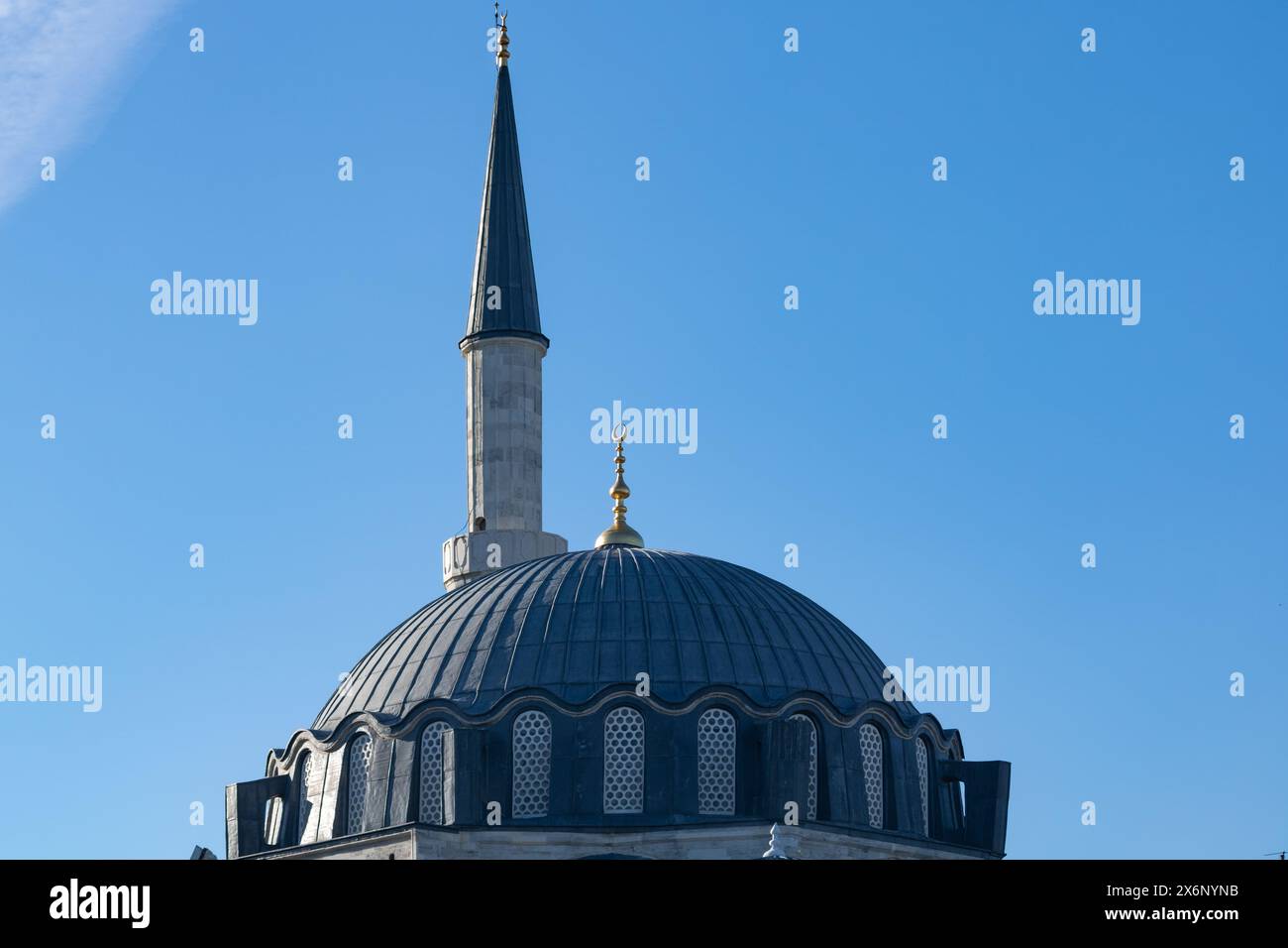 Blick auf die Rustem Pasa Moschee. Ramadan oder islamisches Konzept Foto. Kuppel und Minarett einer Moschee. Stockfoto