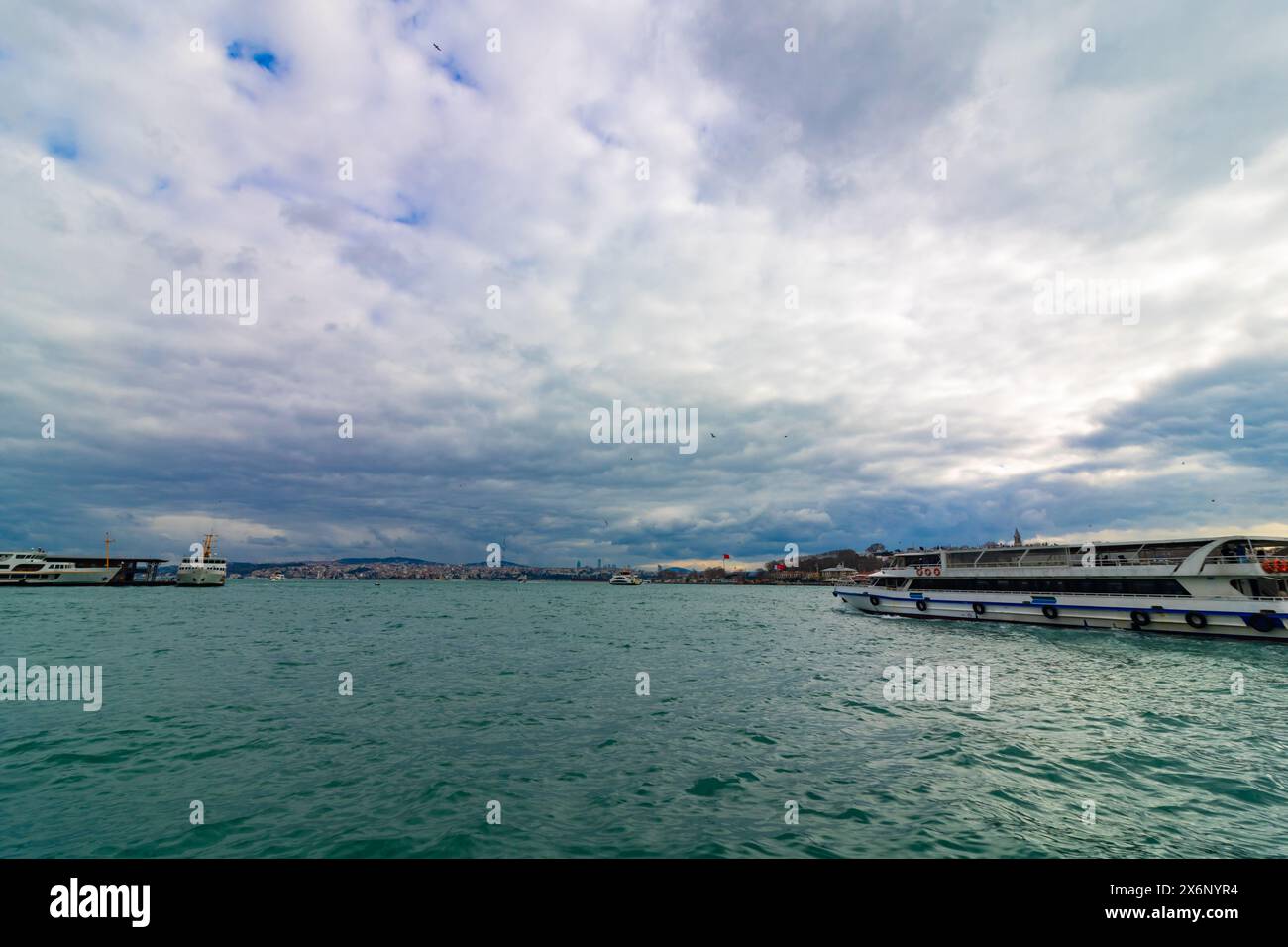 Blick auf Istanbul mit bewölktem Himmel und einem Boot. Besuchen Sie Istanbul Hintergrundfoto. Stockfoto