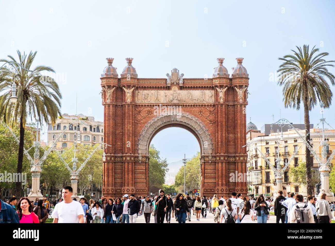 Viele Touristen am Arc de Triomf in Barcelona, Spanien Barcelona Katalonien Spanien *** viele Touristen am Arc de Triomf in Barcelona, Spanien Barcelo Stockfoto