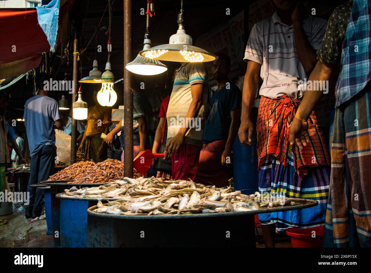 In Jatrabari, Dhaka, Bangladesch, sind die Händler mit Aktivitäten beschäftigt und verkaufen am frühen Morgen Fisch auf dem geschäftigen Fischgroßmarkt. Dieses Bild war Cap Stockfoto