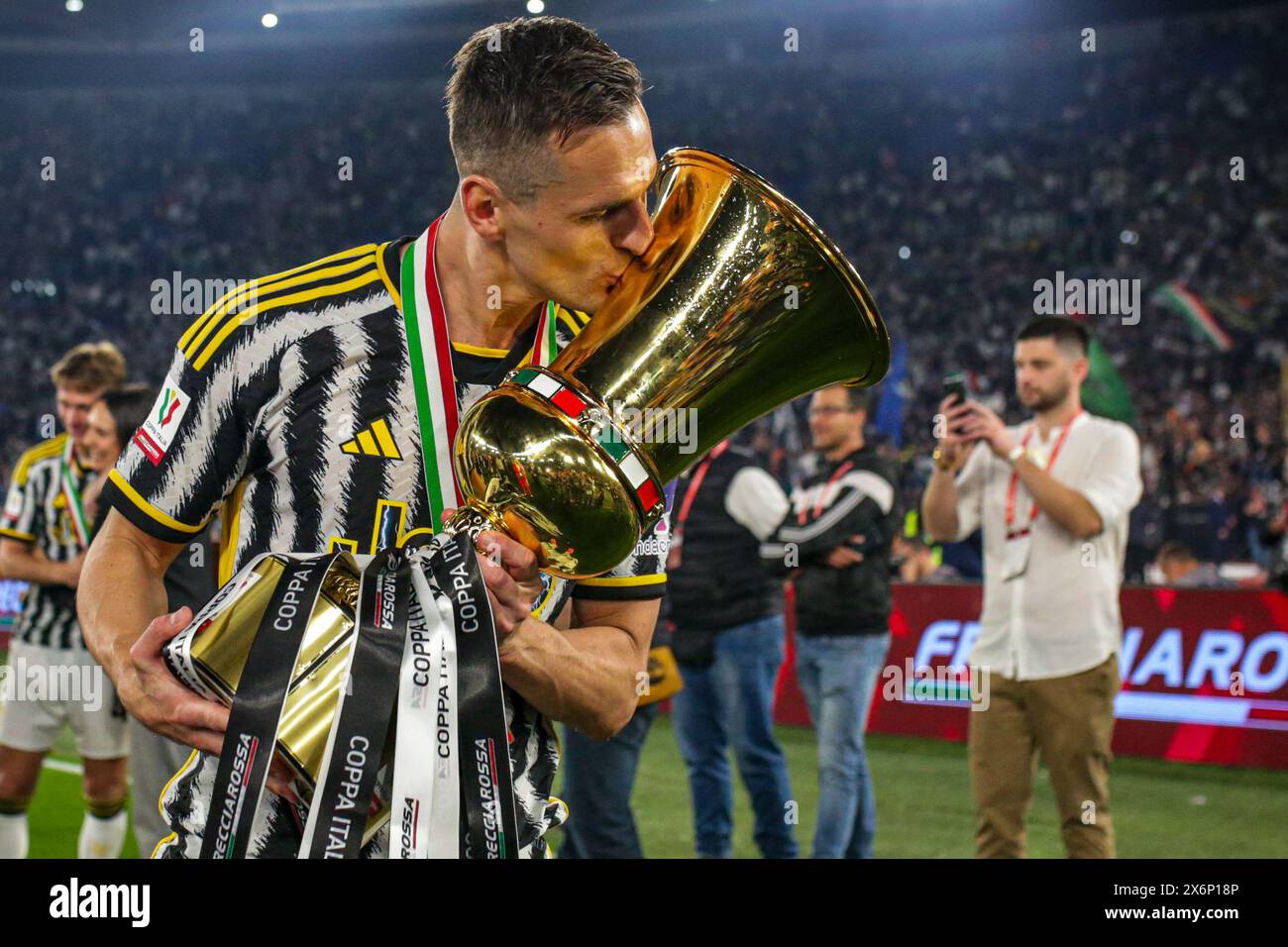 Arkadiusz Milik von Juventus F.C. feiert seinen Sieg beim Finale der Coppa Italia 2023/24 zwischen Atalanta Bergamo und Juventus F. C im Olympiastadion in Rom, Italien Endergebnis; Atalanta Bergamo 0:1 Juventus F. C (Foto: Grzegorz Wajda / SOPA Images/SIPA USA) Stockfoto