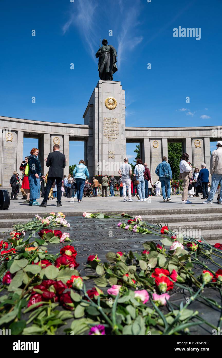 09.05.2024, Berlin, Deutschland, Europa - Russen und prorussische Sympathisanten legen Blumen ab und zollen den gefallenen russischen Soldaten ihren Respekt. Stockfoto