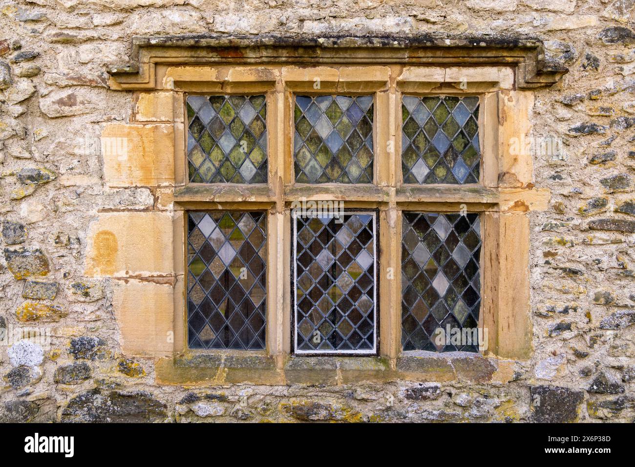 Diamantförmige Buntglasfenster in Levens Hall, einem elisabethanischen Haus, berühmt für seine topiären Gärten, Kendal, Lake District, Cumbria, England, UK. Stockfoto