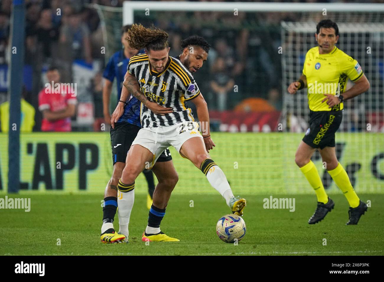 Rom, Italie. Mai 2024. Adrien Rabiot (Juventus FC) und Ederson (Atalanta BC) während des Italienischen Cups, Coppa Italia, Endrunde zwischen Atalanta BC und Juventus FC am 15. Mai 2024 im Stadio Olimpico in Rom, Italien - Foto Morgese-Rossini/DPPI Credit: DPPI Media/Alamy Live News Stockfoto