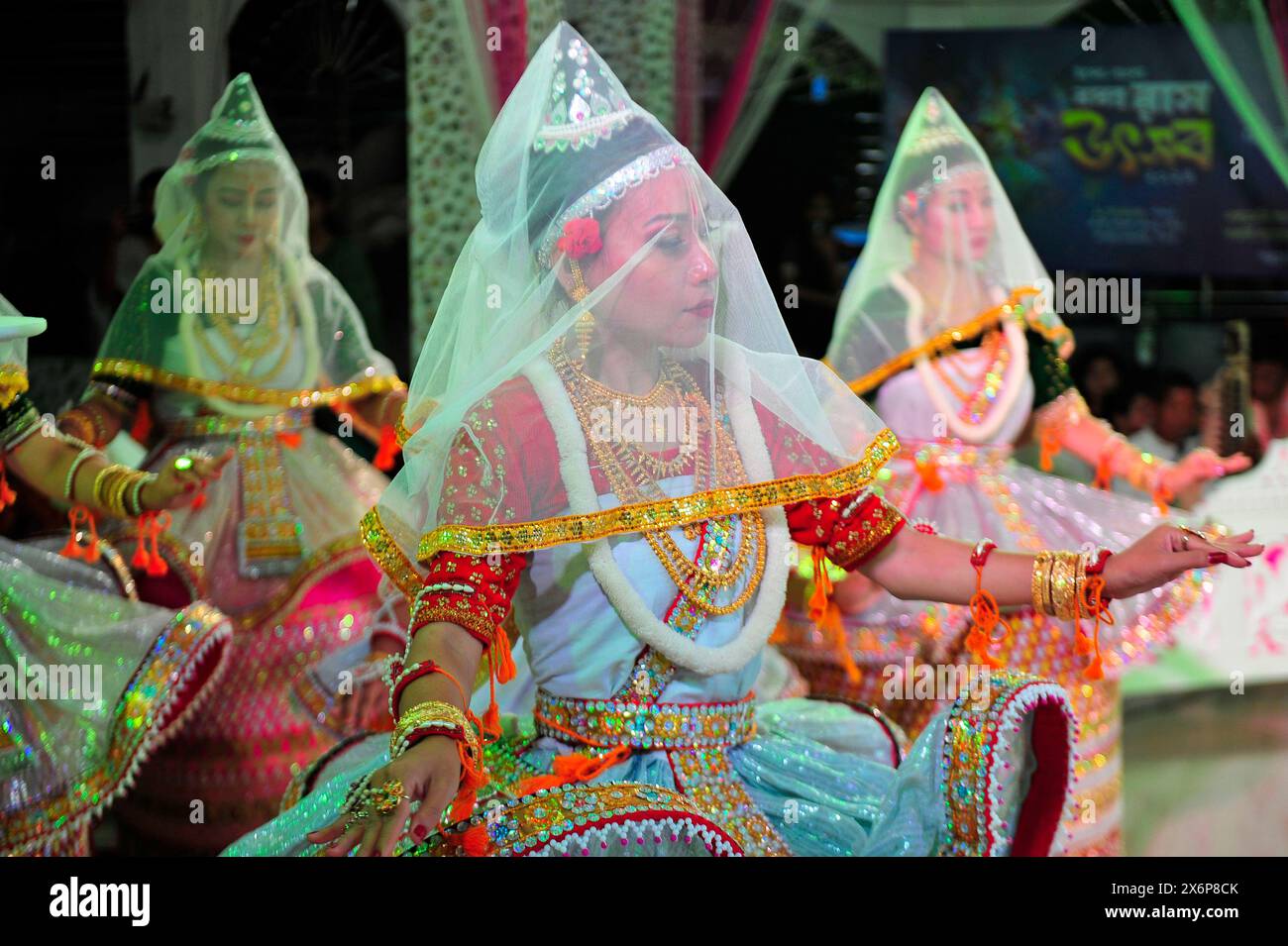 Ein Mädchen aus der Manupuri-Gemeinde in traditioneller Kleidung, das sich auf einen musikalischen Kunsttanz vorbereitet, um das Indo-Bangla Vasant Ras Festival 2024 zu feiern. Das Festival fand im Mirza Jungle Manipuri statt und wurde gemeinsam von der Akademie für Manipuri Kultur und Kunst in Sylhet und der Rajarshi Bhagya Chandra Cultural Foundation in Indien organisiert. Sylhet, Bangladesch. Stockfoto