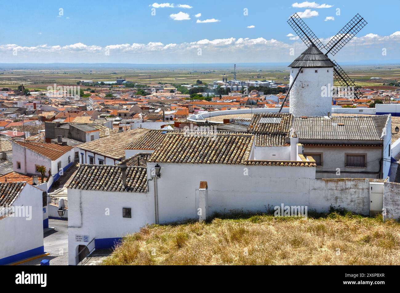 Traditionelle Windmühle in Campo de Criptana, den Riesen von Don Quijote Stockfoto