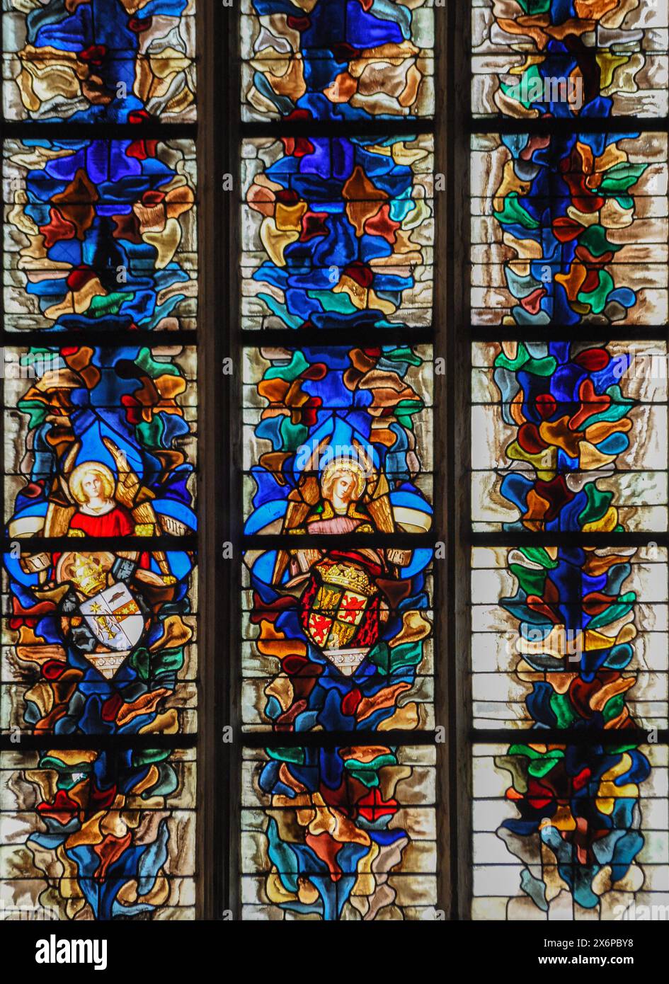 Wunderschöne Buntglasmalerei in der Kathedrale von Lyon, einer römisch-katholischen Kirche, die dem Heiligen Johannes dem Täufer gewidmet ist Stockfoto