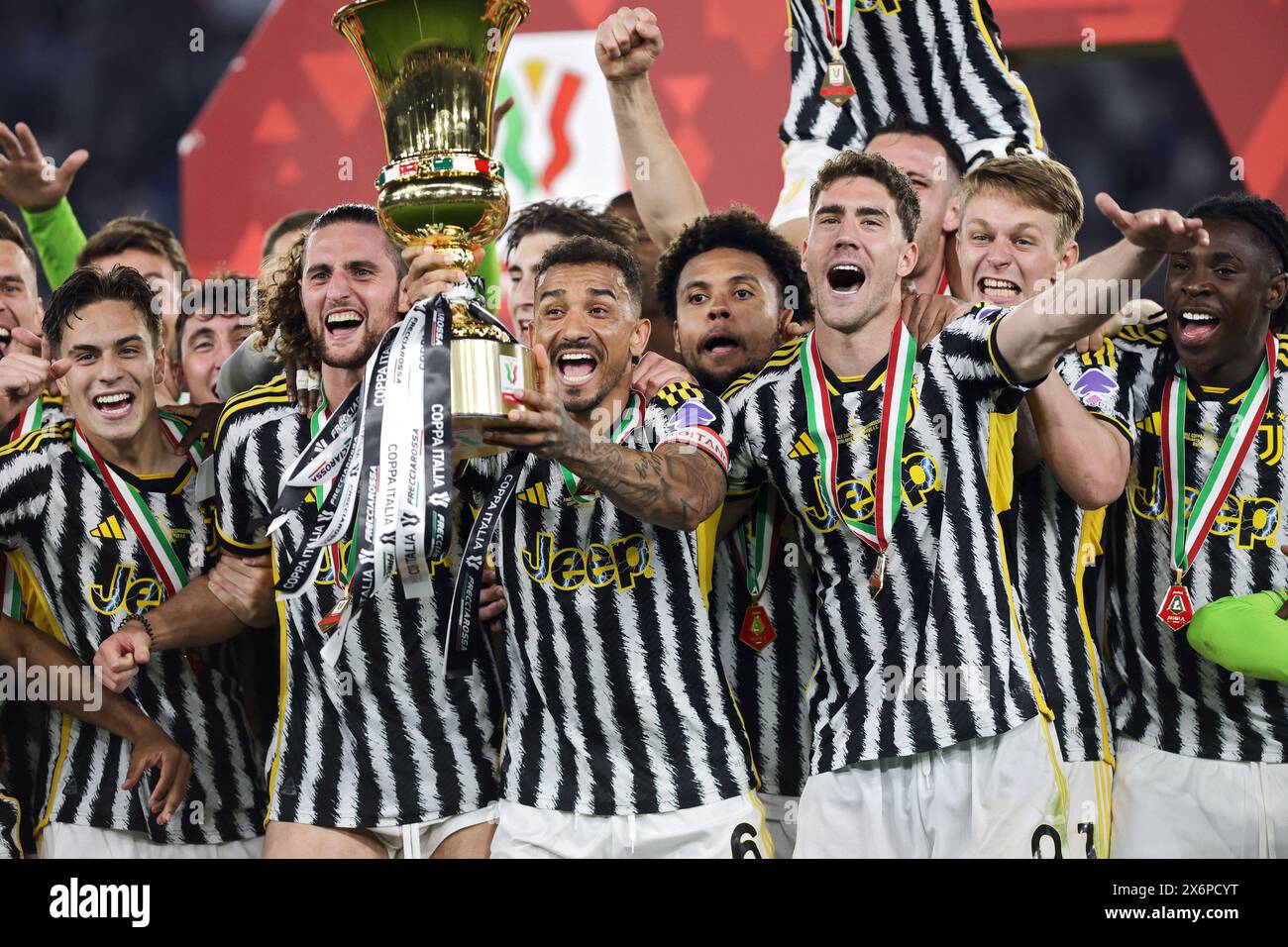 Rom, Italie. Mai 2024. Die Spieler von Juventus feiern den Sieg am Ende des italienischen Pokals, Coppa Italia, das Fußballfinalspiel zwischen Atalanta BC und Juventus FC am 15. Mai 2024 im Stadio Olimpico in Rom, Italien - Foto Federico Proietti/DPPI Credit: DPPI Media/Alamy Live News Stockfoto