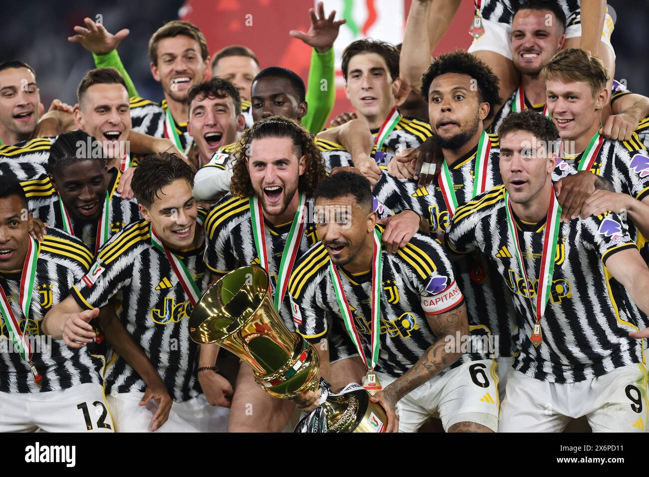 Rom, Italie. Mai 2024. Die Spieler von Juventus feiern den Sieg am Ende des italienischen Pokals, Coppa Italia, das Fußballfinalspiel zwischen Atalanta BC und Juventus FC am 15. Mai 2024 im Stadio Olimpico in Rom, Italien - Foto Federico Proietti/DPPI Credit: DPPI Media/Alamy Live News Stockfoto