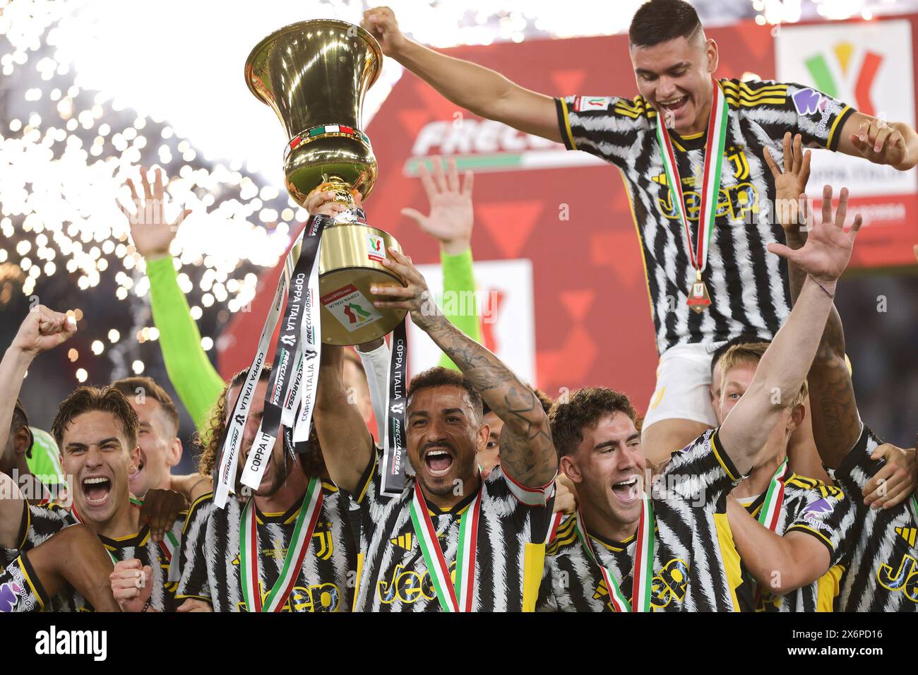 Rom, Italie. Mai 2024. Die Spieler von Juventus feiern den Sieg am Ende des italienischen Pokals, Coppa Italia, das Fußballfinalspiel zwischen Atalanta BC und Juventus FC am 15. Mai 2024 im Stadio Olimpico in Rom, Italien - Foto Federico Proietti/DPPI Credit: DPPI Media/Alamy Live News Stockfoto