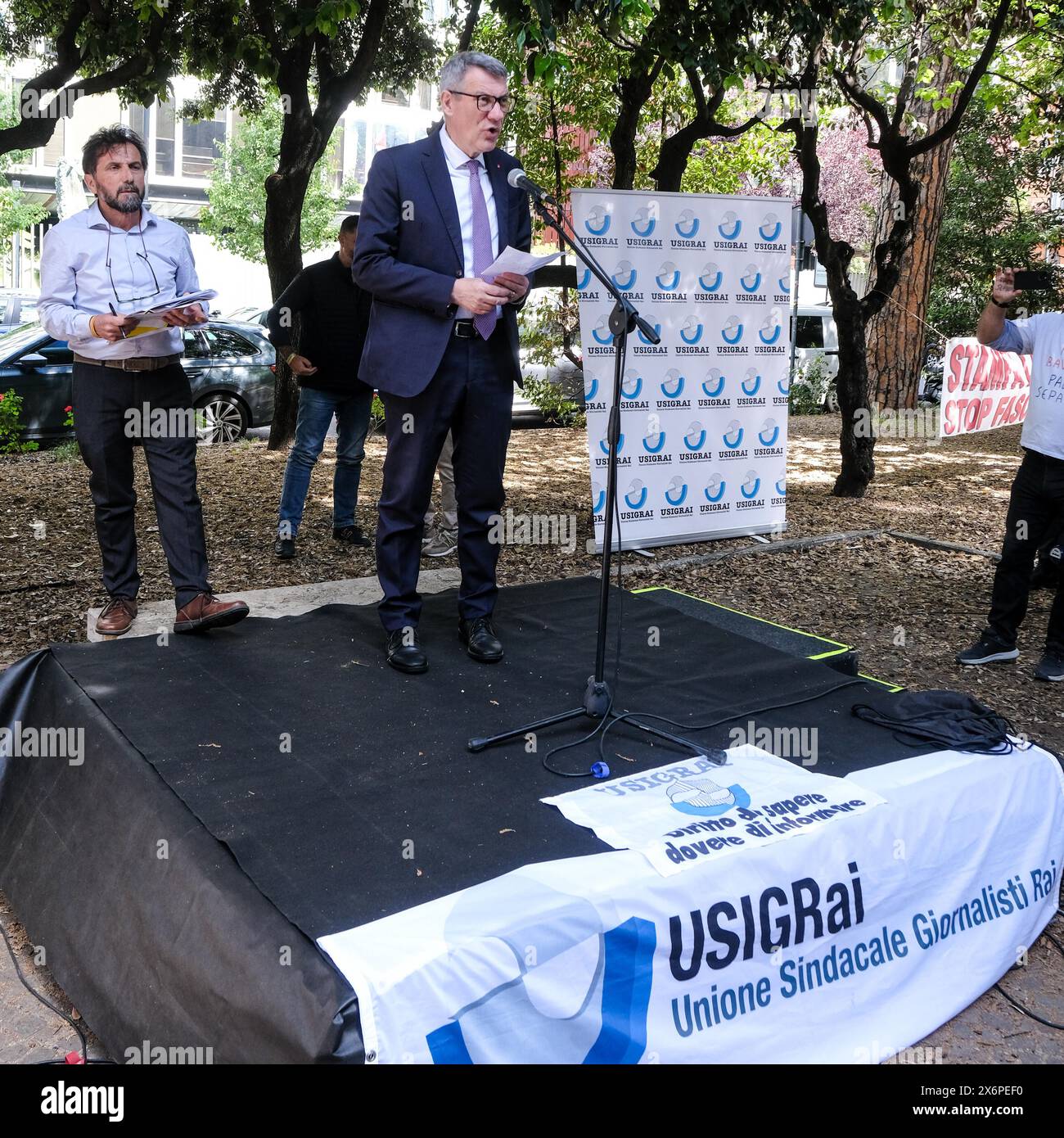 IL segretario generale CGIL Maurizio Landini con il segretario Usigrai Daniele Macheda in occasione della manifestazione indetta dal sindacato giornalisti Rai Usigrai per la salvaguardia della Libertà d'informazione davanti alla sede generale Rai di Viale Mazzini a a Roma, Giovedì,, 16 Maggio 2024 (Foto Scrobogna/LaPresse) der Generalsekretär der CGIL Maurizio Landini und der Sekretär Usigrai Daniele Macheda anlässlich der von der journalistenunion Rai Usigrai einberufenen Demonstration zum Schutz der Informationsfreiheit vor dem Hauptquartier von Rai in Viale Maz Stockfoto