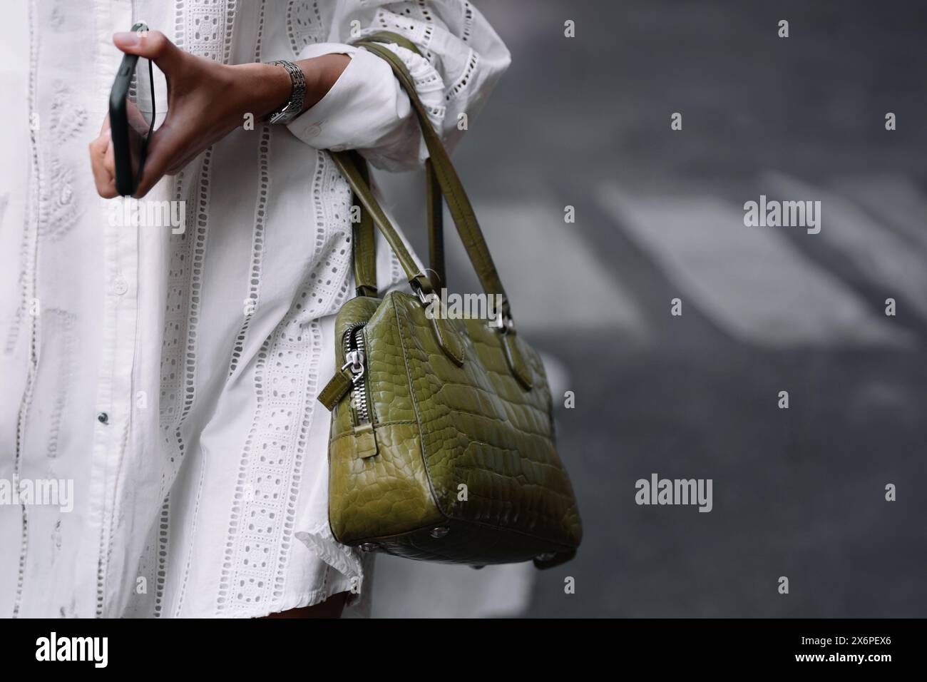 Mailand, Italien - 19. Juni 2023: Olivgrüne strukturierte Handtasche im minimalistischen Stil Stockfoto