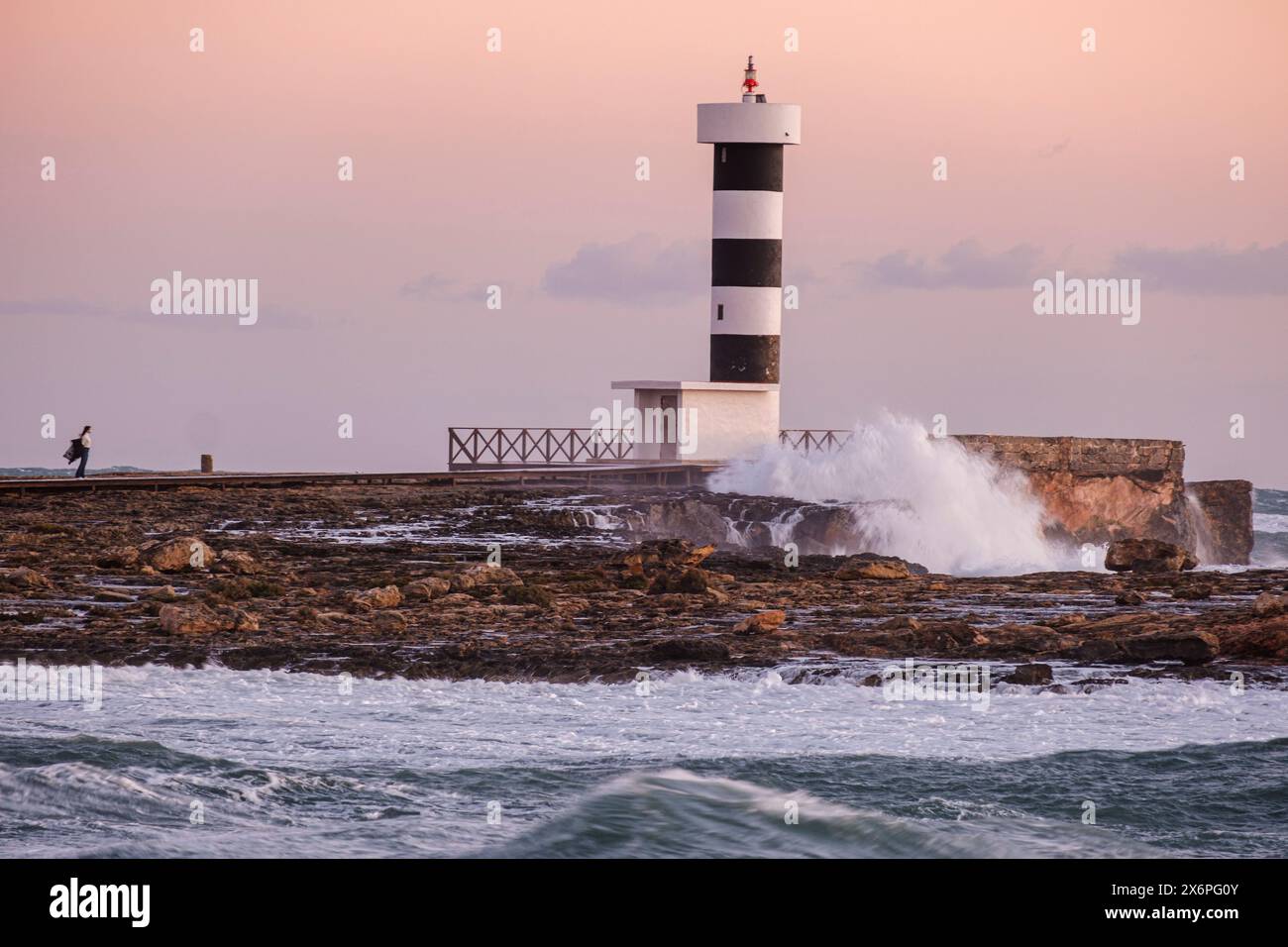 Starke Wellen auf dem Leuchtturm Puntassa in Colònia de Sant Jordi, ses Salines, Mallorca, Balearen, Spanien. Stockfoto