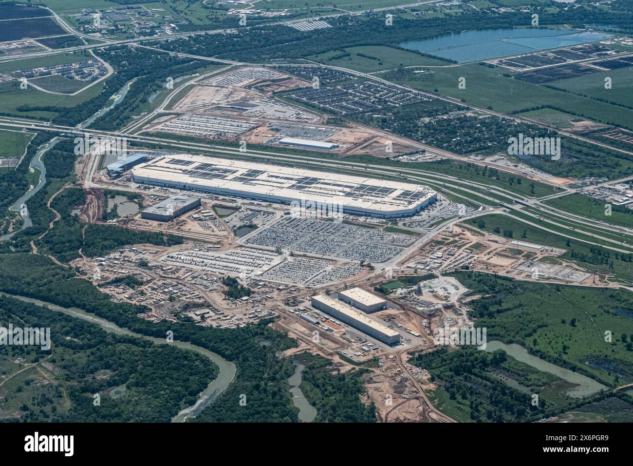 Aus der Vogelperspektive der Tesla Giga Factory außerhalb von Austin, Texas, der zweitgrößten Fabrik in den Vereinigten Staaten Stockfoto