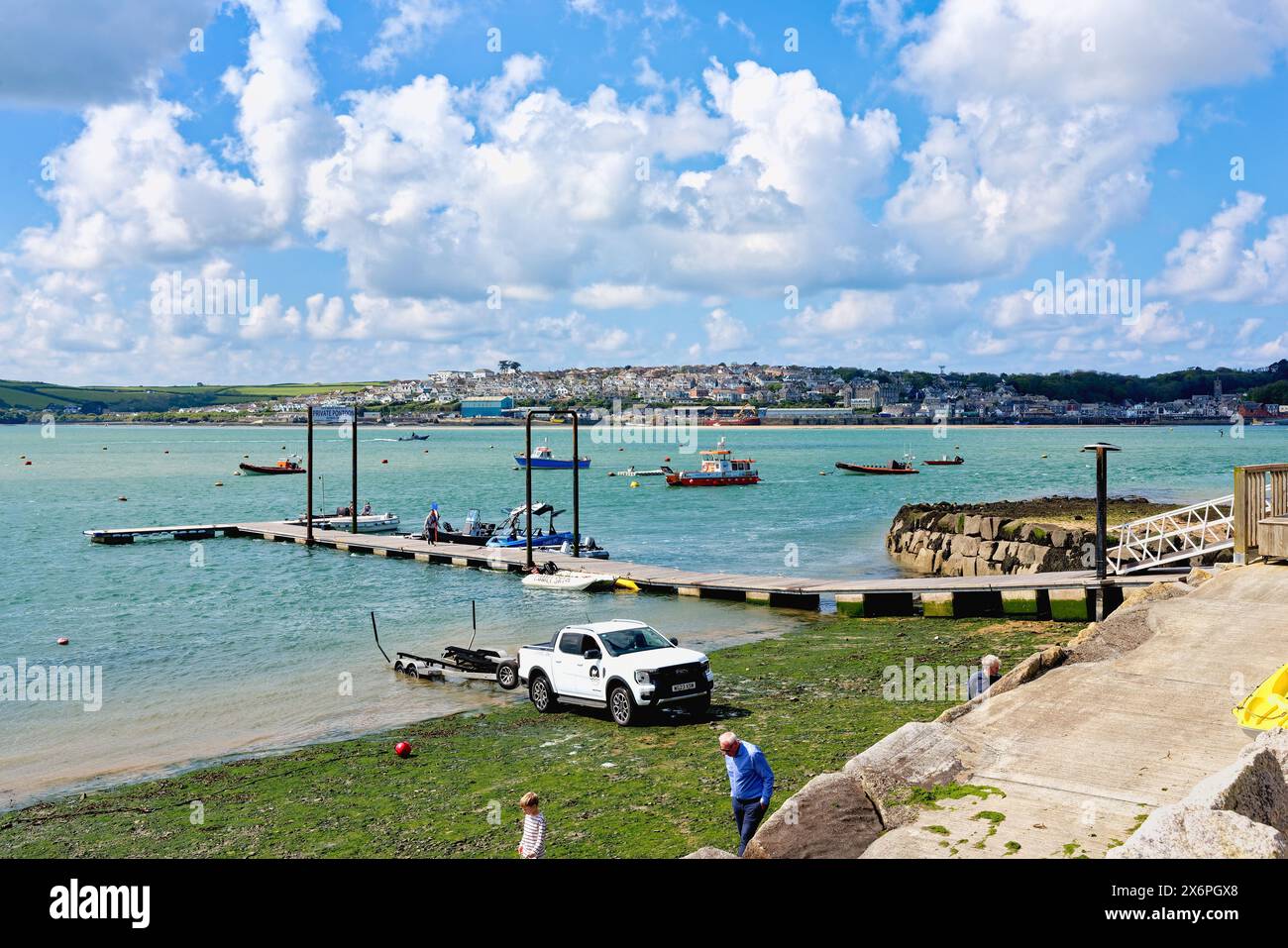 Der Blick über die Flussmündung des Flusses Camel von Rock aus in Richtung Padstow an einem sonnigen Frühlingstag, North Cornwall England Großbritannien Stockfoto