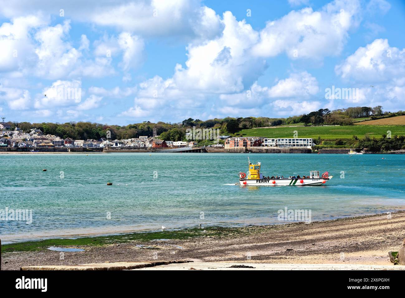 Der Blick über die Flussmündung des Flusses Camel von Rock mit der Passagierfähre, die an einem sonnigen Frühlingstag aus Padstow ankommt, North Cornwall England Großbritannien Stockfoto