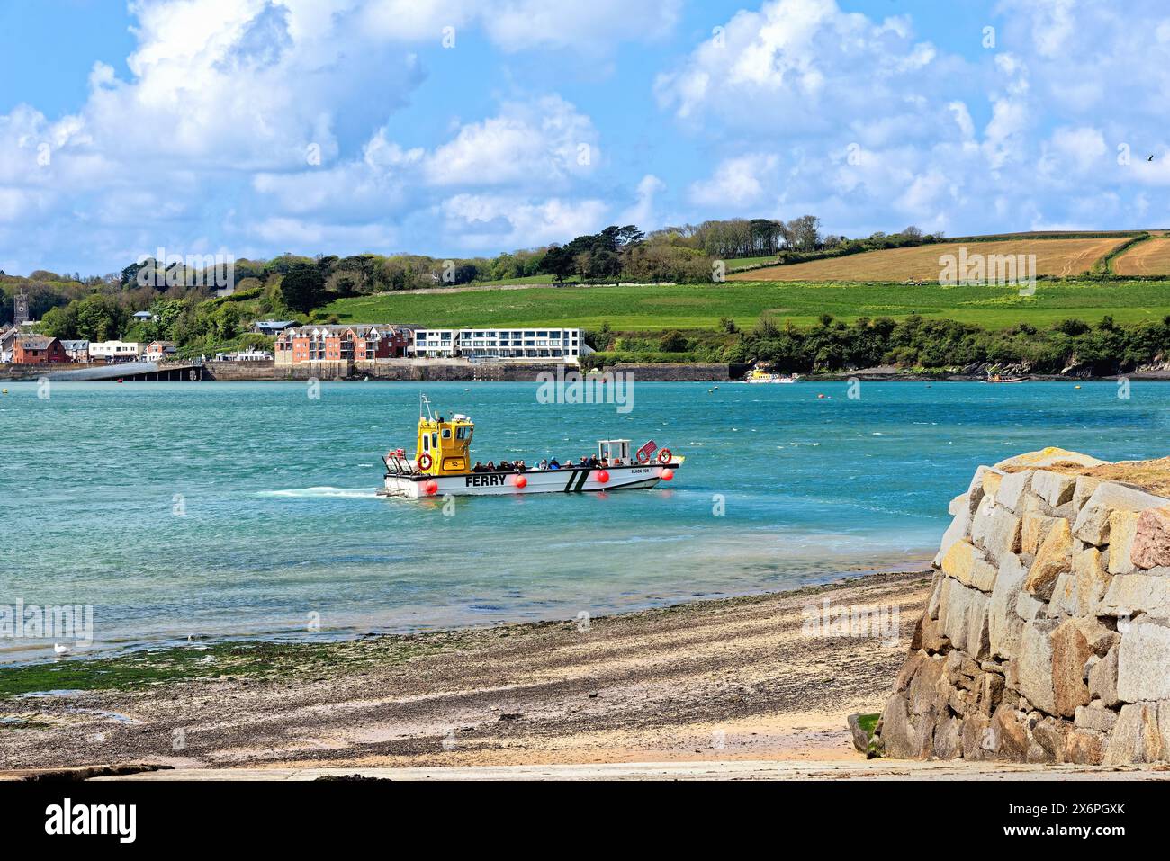 Der Blick über die Flussmündung des Flusses Camel von Rock mit der Passagierfähre, die an einem sonnigen Frühlingstag aus Padstow ankommt, North Cornwall England Großbritannien Stockfoto