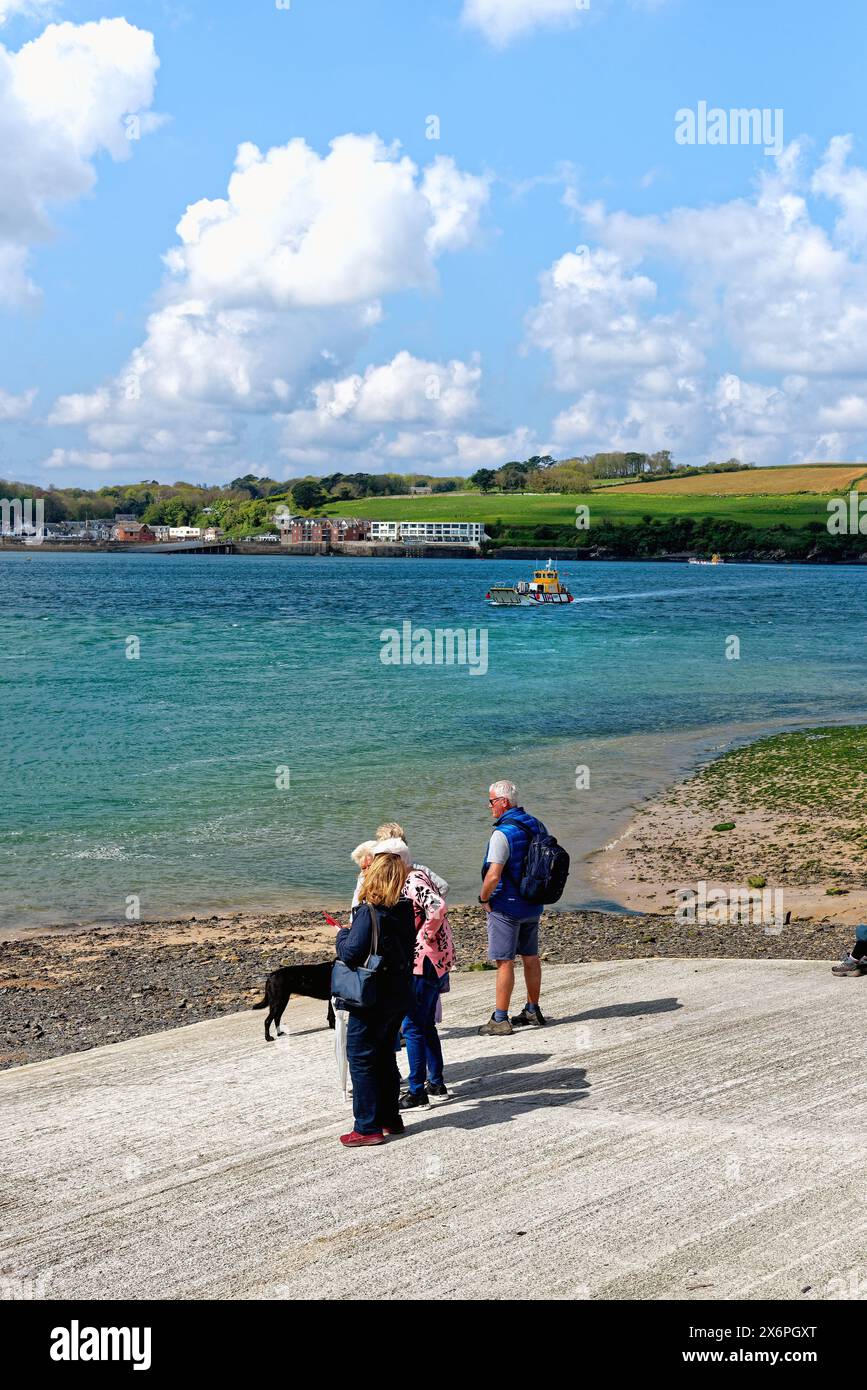 Der Blick über die Flussmündung des Flusses Camel von Rock mit der Passagierfähre, die an einem sonnigen Frühlingstag aus Padstow ankommt, North Cornwall England Großbritannien Stockfoto