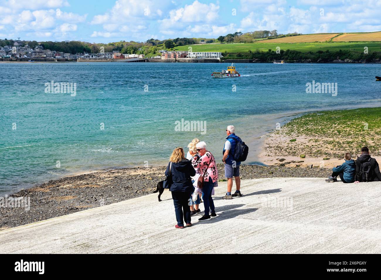 Der Blick über die Flussmündung des Flusses Camel von Rock mit der Passagierfähre, die an einem sonnigen Frühlingstag aus Padstow ankommt, North Cornwall England Großbritannien Stockfoto