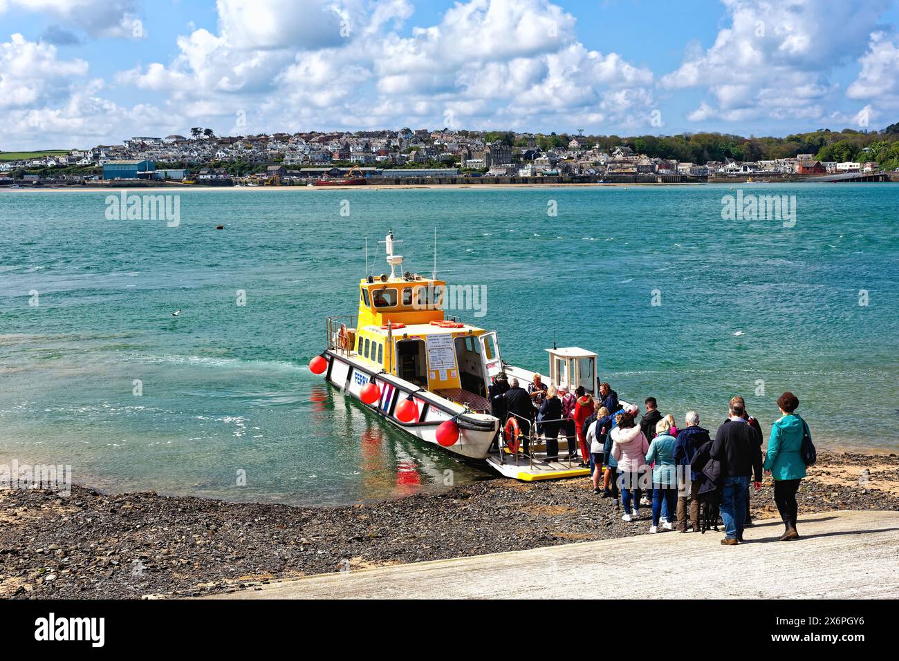 Der Blick über die Flussmündung des Flusses Camel von Rock mit der Passagierfähre, die an einem sonnigen Frühlingstag aus Padstow ankommt, North Cornwall England Großbritannien Stockfoto