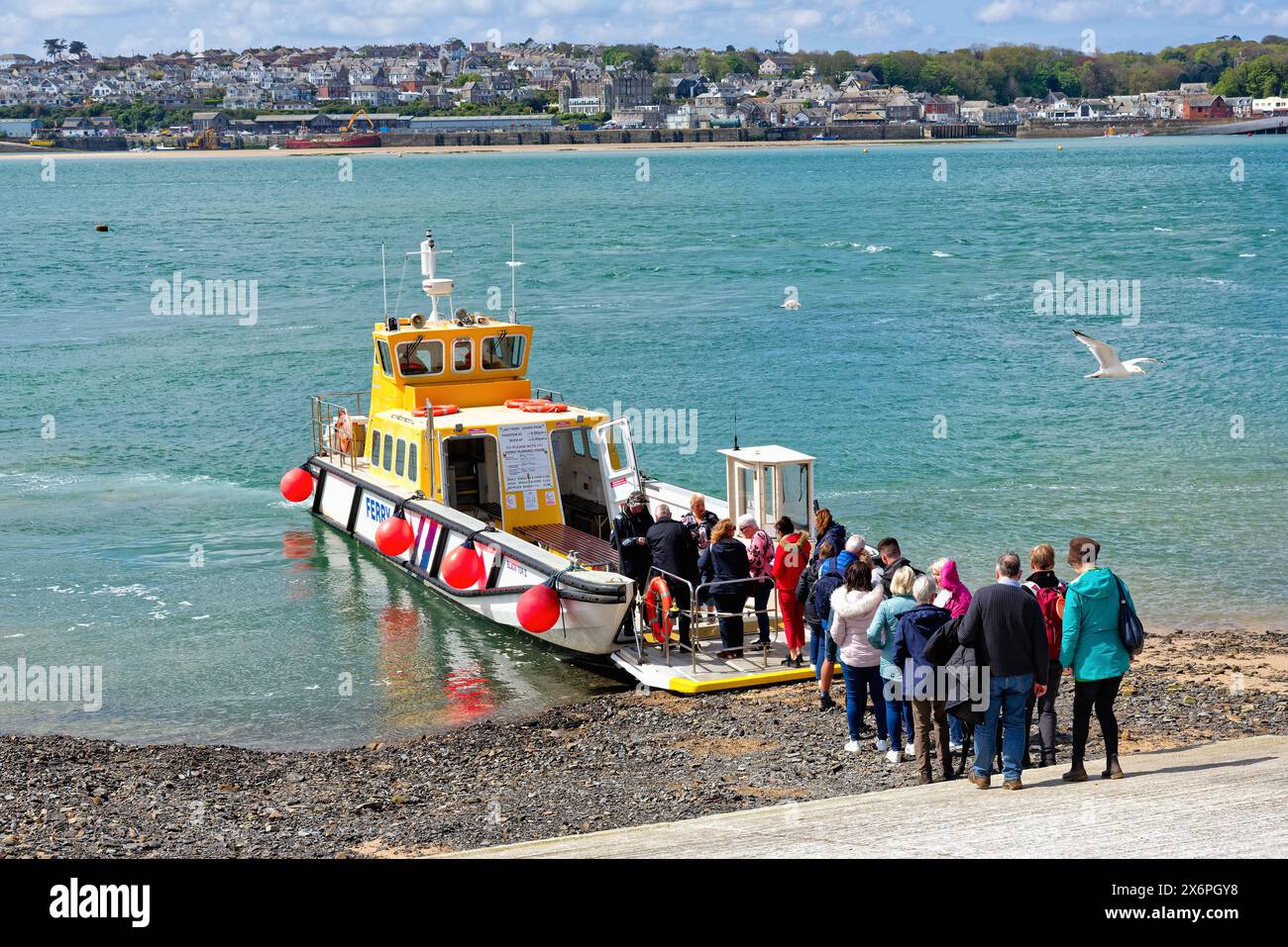 Der Blick über die Flussmündung des Flusses Camel von Rock mit der Passagierfähre, die an einem sonnigen Frühlingstag aus Padstow ankommt, North Cornwall England Großbritannien Stockfoto