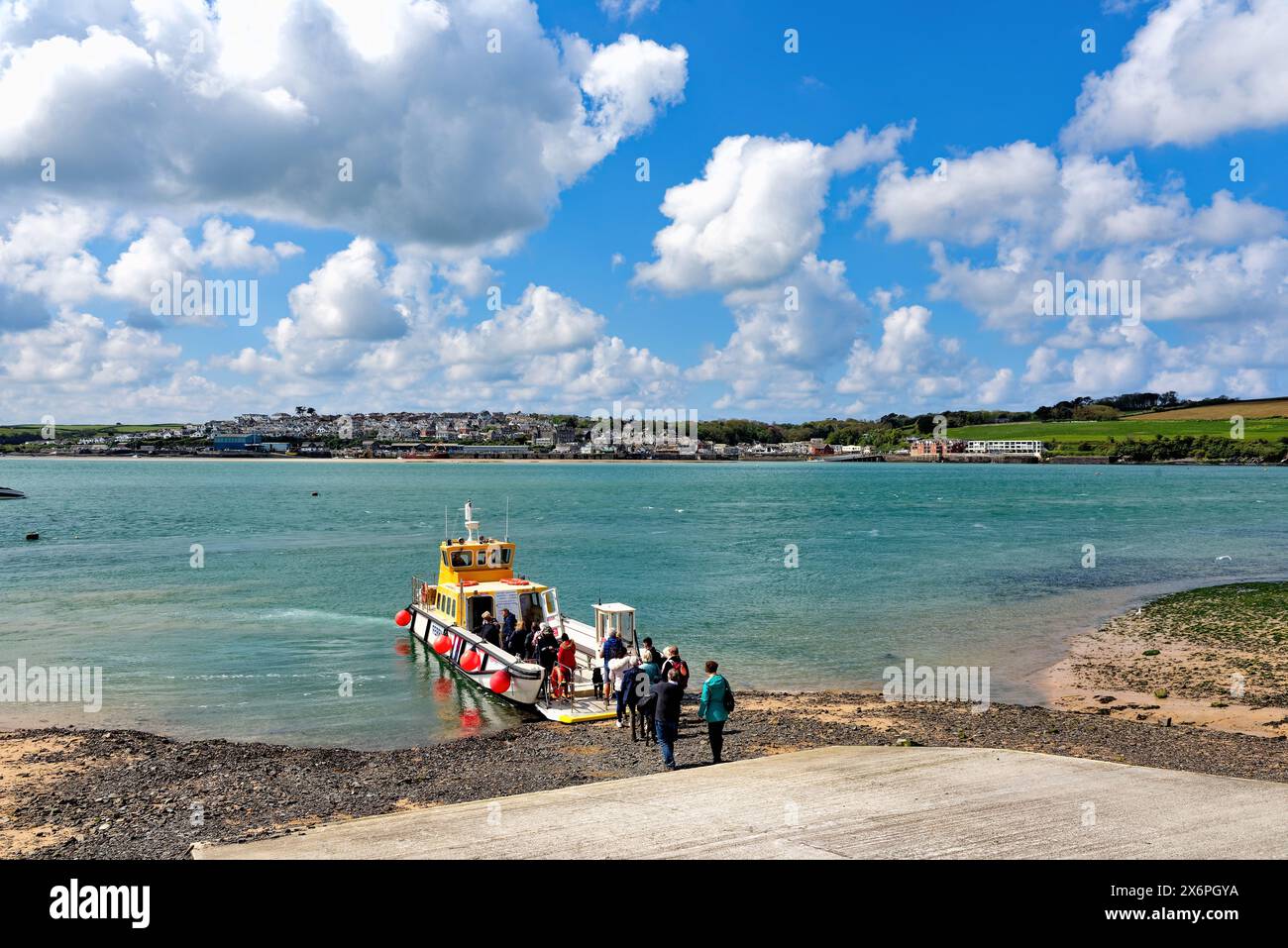 Der Blick über die Flussmündung des Flusses Camel von Rock mit der Passagierfähre, die an einem sonnigen Frühlingstag aus Padstow ankommt, North Cornwall England Großbritannien Stockfoto