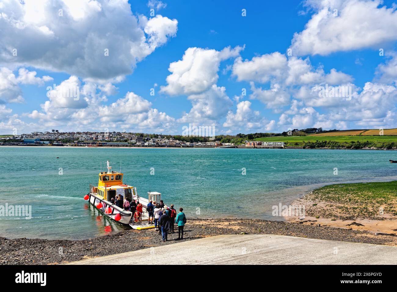 Der Blick über die Flussmündung des Flusses Camel von Rock mit der Passagierfähre, die an einem sonnigen Frühlingstag aus Padstow ankommt, North Cornwall England Großbritannien Stockfoto